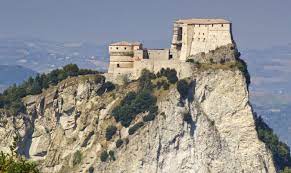 Fino al 2009 san leo faceva parte delle marche, poi in seguito a un. San Leo La Rocca Piu Misteriosa Del Montefeltro