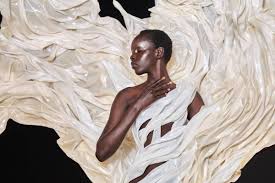 Iris Van Herpen reinventa la Alta Costura con un desfile futurista y  bioluminiscente