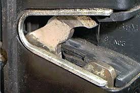 Ketika kunci mobil anda hilang kondisi mobil dalam keadaan terkunci, jangan panik. Cara Mudah Mengatasi Pintu Mobil Tidak Bisa Tertutup Rapat