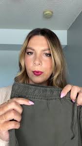 The pieces you reach for without thinking. An effortless pant, a pop of  color and a lightweight jacket. (Wardrobe heroes, if you will). Shop Tori's  look at the link in our bio #barnjacket #outfitinspo ...