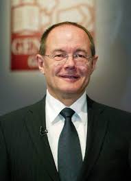 Dr. Walter Thiessen lächelnd anlässlich der Bilanzpressekonferenz in