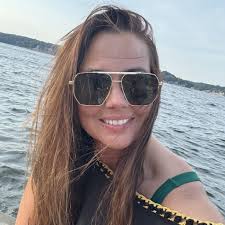 knows Aaron is pronounced Aron* *My head*: Ay ay ron