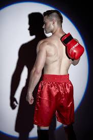Με φόντο τον μέγα των ελλήνων φωτογραφίζεται ο ελληνοκύπριος πρωταθλητής βαλκανίων τρικωμιτης. Pygmaxia A8lhma A8lhtismos Pygmaxos Maxh Kickboxing A8lhths Gantia Montelo Blastos Katallhlothta Pikist