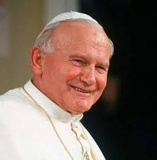 II. János Pál pápa (Karol Wojtyla): Mosolyod Mosolyod, mely szívből fakad,  Aranyozza be arcodat! Mosolyod nem kerül pénzbe, Mégis sokat ér testvéred  szemében. Gazdagítja azt, aki kapja, S nem lesz szegényebb az