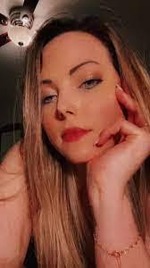 Elise Ferris's Instagram, Twitter & Facebook