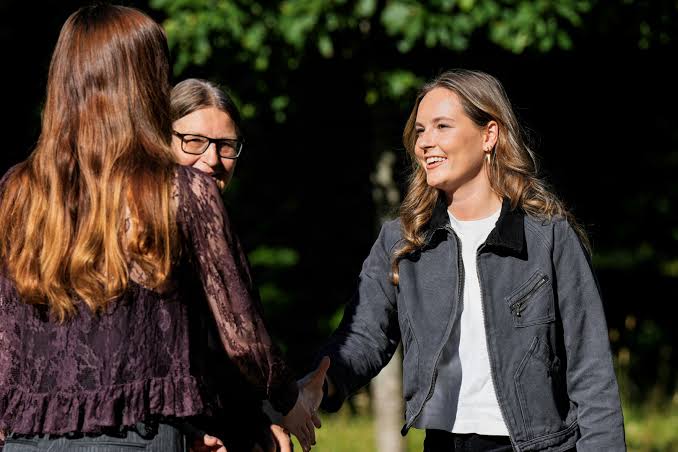 I fløjlsbukser og hvid t-shirt: Prinsesse Ingrid Alexandra møder ind til sin  første dag på Universitet i Oslo. | BILLED-BLADET