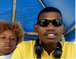 Nilaza i Nancy Curly fa tsy nanao zavatra mamoafady izy roa fa naka sary  fotsiny. Marihako hoy izy fa samy nanao akanjo tao anaty drap fa tsy  niboridana. Manahirana ilay izy satria