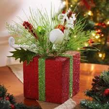 Red Christmas Present Floral Arrangement Kirklands Tischdekoration Weihnachten Weihnachtstischschmuck Weihnachten Dekoration