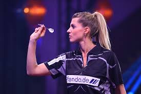 The 12th season of the bachelorette premiered on may 23, 2016. So Fand Sarah Harrison Die Ausziehen Rufe Bei Der Darts Wm Promiflash De