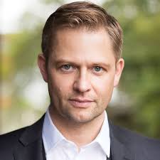 James Chalmers Nereli, Kaç Yaşında?