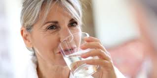 Hitze Wie Viel Wasser Brauchen Wir Und Kann Man Zu Viel Trinken Heilpraxis