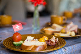 Die pizolhütte am pizol lädt zum älplerbrunch mit hausgemachten spezialitäten und frischen produkten aus der region ein. Dienstleistungen Biohof Fluofeld