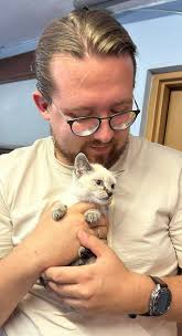 Dobrze się dzieje🥰W objęciach Mikołaja każdy kot zdrowieje i pięknieje🥰  Piątka Podróżników uratowanych z Lubina ma się coraz lepiej. Dzięki Waszemu  wsparciu fundacja może zapewnić finansowe zabezpieczenie drogi ku lepszemu  życiu, a