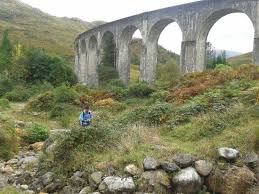 Und nicht der hogwarts express windet sich über das 380 meter lange bogenförmige bauwerk mit seinen 21 pfeilern, sondern die dampflokomotive „the jacobite. Harry Potter Bridge And Our Ginger Guide Bild Von Student Tours Scotland Glasgow Tripadvisor