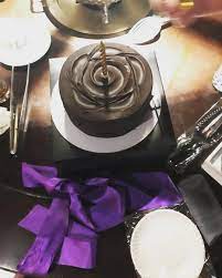 因為後天要出差今天提前過生日第一次看到金色蠟燭覺得好開心 謝謝林大哥送我的coco chanel no5香水 謝謝張董送我的黑巧克力蛋糕搭配金色蠟燭