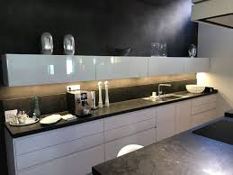 Design Kuche Mit Granit In Hochglanz Weiss Mit Miel Designermobel Wurzburg Kuche Hochglanz Weiss Kuche Hochglanz Kuchenumgestaltung