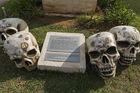 Mas há coisas que nem o asfalto é capaz de esconder: Cranios Sao Colocados Ao Lado De Monumentos De Bandeirantes Para Ressignificar Historia De Sp Sao Paulo G1