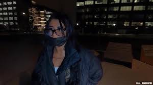 Une prostituée baise dans un parking souterrain