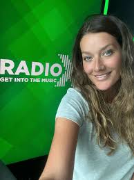 Here to tell you in a selfie, perfectly posed in front of the office logo  that I'm at work!!! I'm in for our gorgeous @pollyjames