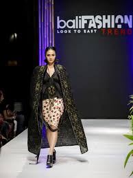 Ada beberapa aplikasi desain baju online maupun offline di android yang mempermudah anda untuk mendesain baju kapan dan di mana saja. Kreasi Tenun Endek Buka Bali Fashion Trend 2019 Fashion Beauty Liputan6 Com