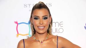 Michelle, ha tenido carillas de en este antes y después de los dientes chuecos de michelle, en la imagen ubicada a la izquierda, tomada hace varios años atrás durante uno de sus shows, se puede. Michelle Salas No Se Puede Ni Mover Tras Su Accidente Mamaslatinas Com