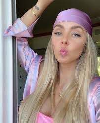 Brett Ring's Instagram, Twitter & Facebook