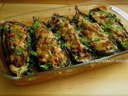 Mélangez la viande hachée, l'ail, le persil ciselé, le paprika, du sel et du poivre dans un saladier jusqu'à obtenir une farce. Les Meilleures Recettes D Aubergines Et Viande Hachee