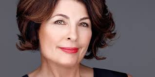 Holly Kinney's Instagram, Twitter & Facebook