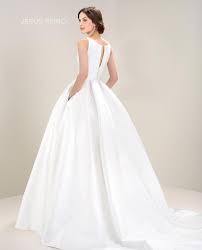 Sultry and warm, the scent of a gardenia is as intoxicating and enticing as a summer's evening. Jesus Peiro Mod 7023 Brautkleid Verkaufen