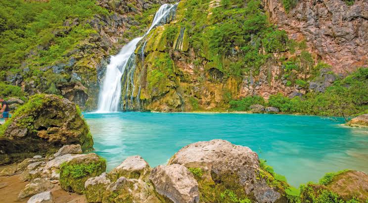 Ayn Khor waterfall in green scenery