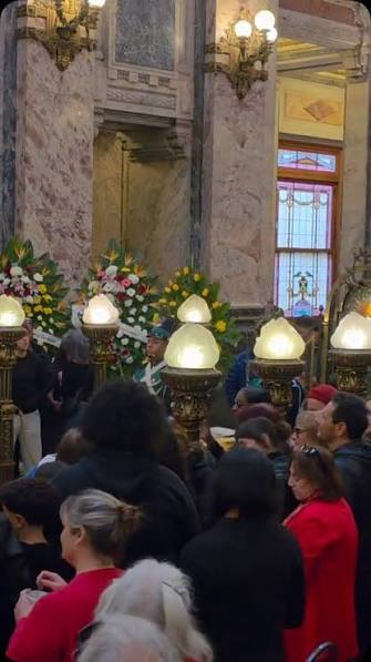 🎶 Despedirlo como él quería: cantando y bailando., En el velatorio de Rubén Rada, realizado en el Palacio Legislativo, comenzó a sonar “Muriendo de plena” y la emoción se transformó en música. Natalia ...