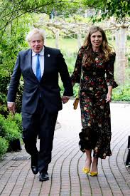 A post revealing his office showed high ceilings with cream walls and coordinating curtains. Pt9 K0 0squ9um