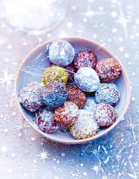Truffes Au Chocolat Noir Decorees Pour 6 Personnes Recettes Elle Recette Truffes Au Chocolat Truffes Au Chocolat Noir Recette Truffe Chocolat