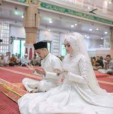 Kostum akad nikah modern ini sangat populer sekali sampai sekarang. Baju Akad Nikah Putih Foto Perkawinan Gaun Pengantin Sederhana Pengantin Wanita