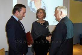 Rechts gratulation durch den vereinsvorsitzenden von haus & grund in stormarn, torsten schmüser. Kreisarchiv Stormarn