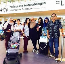 Erma fatima dan madunya ke bandung dengan keluarga. Foto Adegan Suap Makan Bukti Erma Fatima Sangat Toleran Dengan Madunya Harus Dicontohi