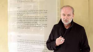 Dass man so lange über ein so merkwürdiges buch debattiert, fand ich beunruhigend. Ferdinand Von Schirach Die Wurde Des Menschen Zdfmediathek