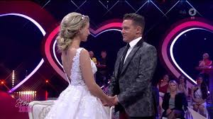 Den eltern zuliebe die hochzeit verschoben. Ard Mediathek Das Erste Schlagerlovestory 2020 Die Hochzeit Von Stefan Mross Anna Carina Woitschack Facebook
