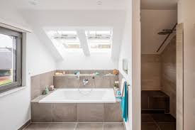 Eine faltwand für die badewanne besteht üblicherweise aus einer seitenwand, die an der wand befestigt wird. Bad Mit Dachschrage Einrichten Velux Magazin