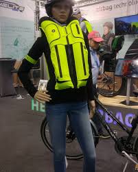 Der Airbag Fur Radfahrer Von Helite Hoch Interessant Eines Unserer Highlights Der Eurobike In 2020 Sports Jersey Tops Fashion