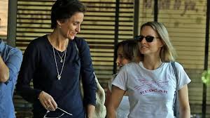 Jodie foster enjoys the sunny weather while stepping out for the day on saturday (august 13) in london, england. Jodie Foster Steps Out With Ellen Degeneres Ex Alexandra Hedison Abc News