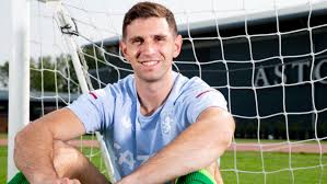 Porque dibu se vistió de héroe, contuvo tres de los cinco remates que le patearon la definición (a sánchez, a mina y a cardona) y le dio a la argentina el pase a la final de la copa américa. Aston Villa Ficha A Dibu Martinez Por 21 5 Millones De Euros