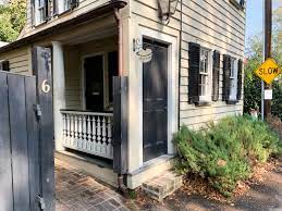 Skatiet 10 sociālās lapas, ieskaitot facebook un twitter, stundas, tālrunis, tīmekļa vietnes un sīkāku informāciju par šo biznesu. Chez Nous Charleston Guru