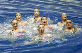 صورة أثناء عرض باليه مائى ويظهر بها تعبيرات مختلفة لتفاعلهن مع الموسيقى والرقصة Sports Humor Sports Pictures Funny Pictures
