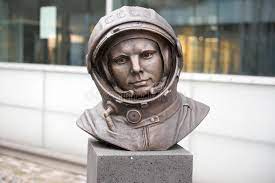 Russian cosmonaut yuri gagarin driving through the streets of london in a convertible with a personalised number plate 'yg 1'. Juri Gagarin Monument Editorial Image Image Of Nasa 46477630