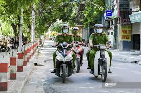 Người đàn ông điều khiển xe máy di chuyển với tốc độ cao bất ngờ tông trúng 1 xe máy đi từ trong ngõ ra khiến 1 người tử vong tại chỗ. Cloa3k9xonpmom