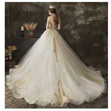 Festansprache zur goldhochzeit mit dank der kinder. Ein Brautkleid Fur Eine Prinzessin Dieses Hochzeitskleid Ist Wirklich Ein Traum Goldene Spitzenblumen Und Per Brautkleid Prinzessin Hochzeitskleid Brautkleid