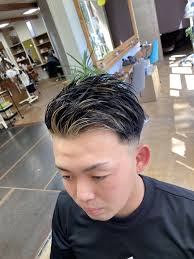 ハイライトフェードカット メンズ ハイライト メンズ ヘアスタイル 男性ヘアスタイル