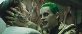 Naštěstí je ve filmu sebevražedný oddíl jen několik desítek sekund a zbylé dvě hodiny se kamera lísá k těm, kterým kostýmy padnou jako ulité. Film Spot Sebevrazedny Oddil Suicide Squad Recenze 90