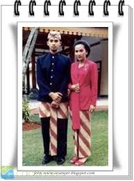 Bagi pengantin pria pakaian adat betawi dinamakan dandanan care haji. Baju Adat Jawa Barat Daerah Carapedia
